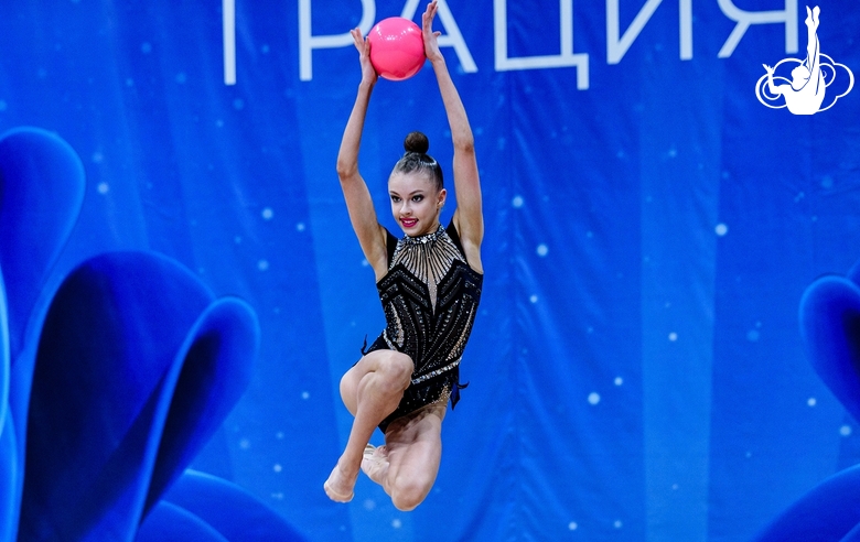 Гимнастка во время упражнения с мячом на турнире в Одинцове