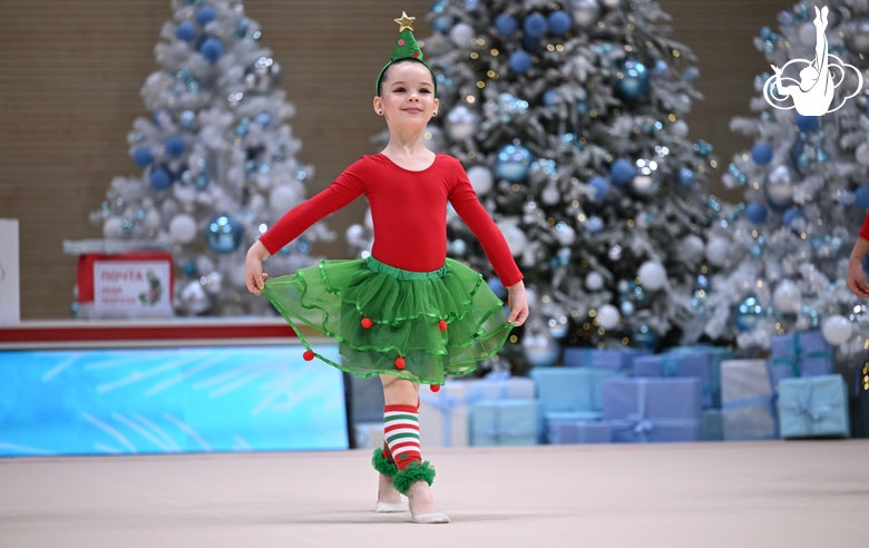 Дошкольница Академии во время новогодней елки
