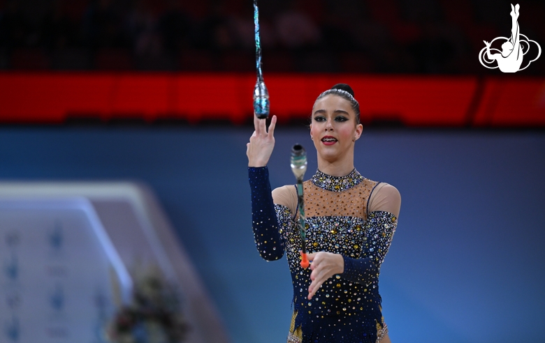 Nicole Liauta during the exercise with clubs