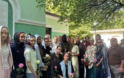 Гимнастки и тренеры посетили часовню Блаженной Ксении Петербургской на Смоленском кладбище