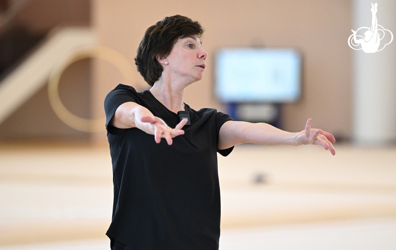 Хореограф фестиваля «Алина» Ирина Зеновка во время подготовки показательного номера перед международным турниром в Пекине