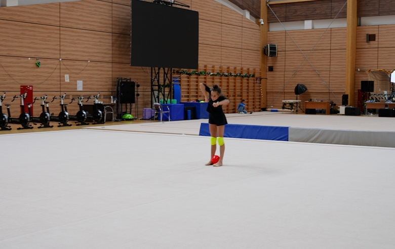 Alina Kabaeva and Irina Gusarova worked with Mariia Borisova from St. Petersburg on the approach to the rollover