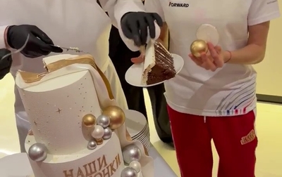 А вот и момент нарезки торта!