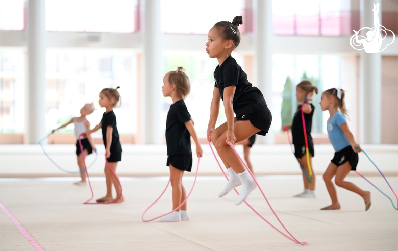 Юные гимнастки во время тренировки