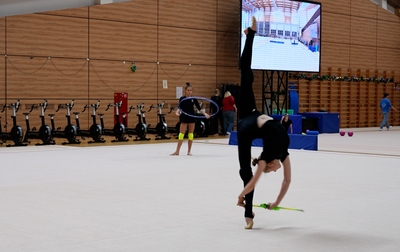 Александра Борисова работает с Алиной Кабаевой и тренером Ириной Гусаровой над правильным выполнением заднего пируэта