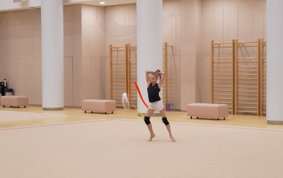 The Olympic champion refines the details of Evelina Tandalova’s new ribbon exercise