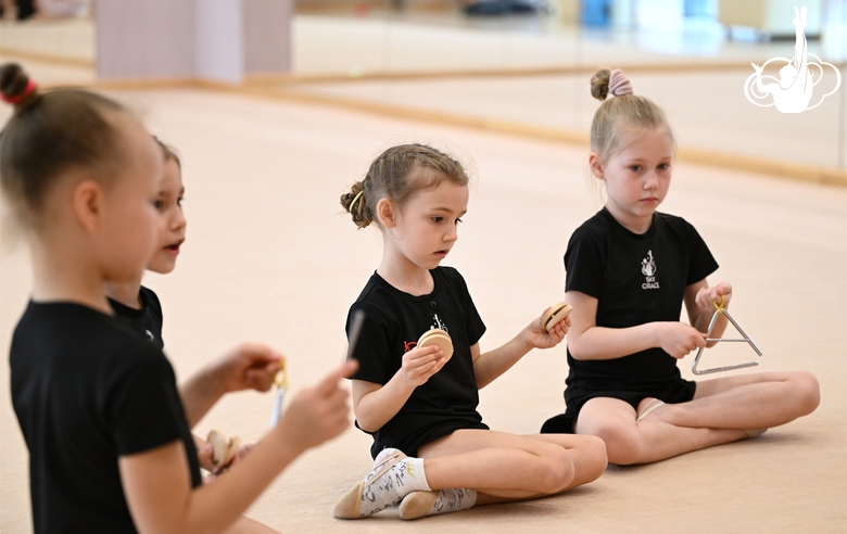 Гимнастки во время занятия с музыкальными инструментами под руководством педагога Анны Пуховой