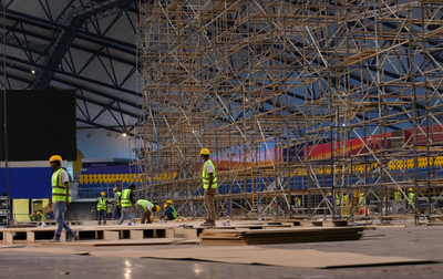 На арене Aspire Dome в Катаре устанавливают декорации перед стартом турнира «Кубок "Небесная грация"»