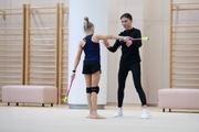 Олимпийская чемпионка Алина Кабаева и Ева Кононова во время тренировки в Академии