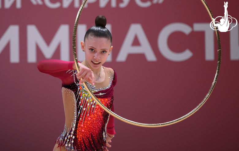 Арина Ковшова во время упражнения с обручем