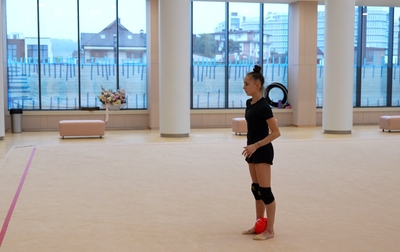 An episode of how Mariia Borisova from St. Petersburg is working on the ball exercise with Alina Kabaeva