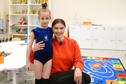 Олимпийская чемпионка Алина Кабаева с гимнасткой из бесплатных групп раннего развития