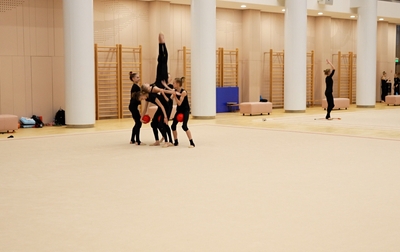 В групповых упражнениях поддержка — это не только эффектный элемент, но и проверка на доверие и чувство партнера