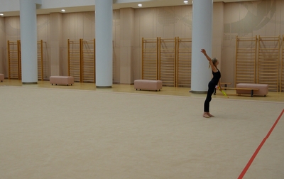 Олимпийская чемпионка демонстрирует Еве Кононовой правильное исполнение и советует чувствовать музыку