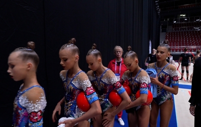 Alina Kabaeva reminded the junior group exercise gymnasts of the need to stay calm and focused until the very end of their routine