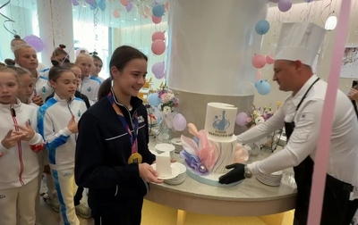The first piece of the birthday cake is for world champion Daria Melnik!
