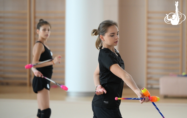 Arina Averina and Karolina Tarasova during training