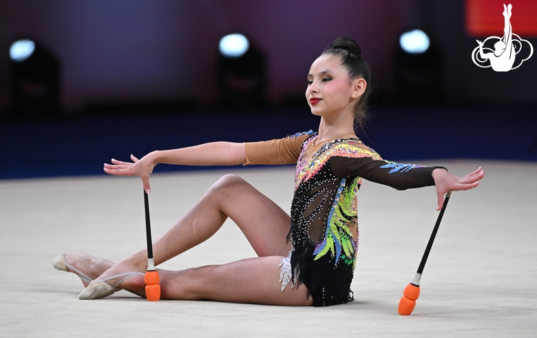 Luciana Granados Hiraldo during the exercise with clubs