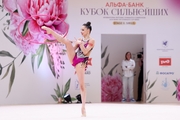Мария Борисова во время упражнения с обручем