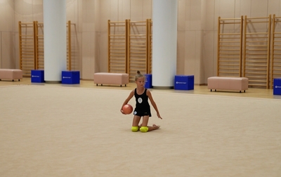 Lia Rodionova practices an interesting ball catch after a lesson with Alina Kabaeva