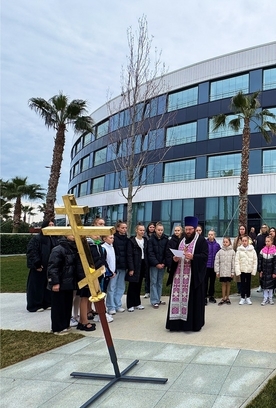 На часовне на территории Академии установили крест