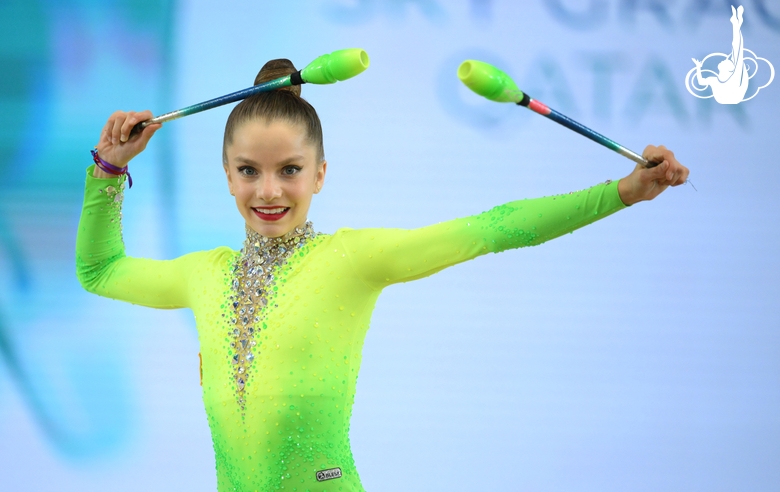 Химена Домингес во время упражнения с булавами