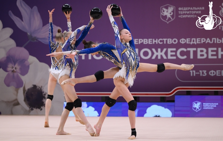 Групповички Академии во время упражнения с мячами