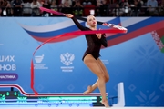 Владислава Шаронова во время упражнения с лентой