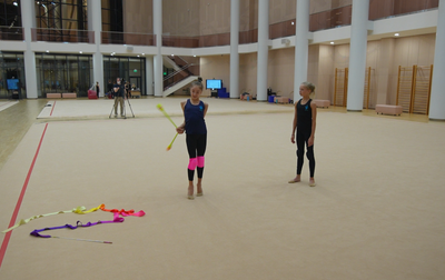 Олимпийская чемпионка помогает Еве Кононовой исправить исполнение мельницы с булавами