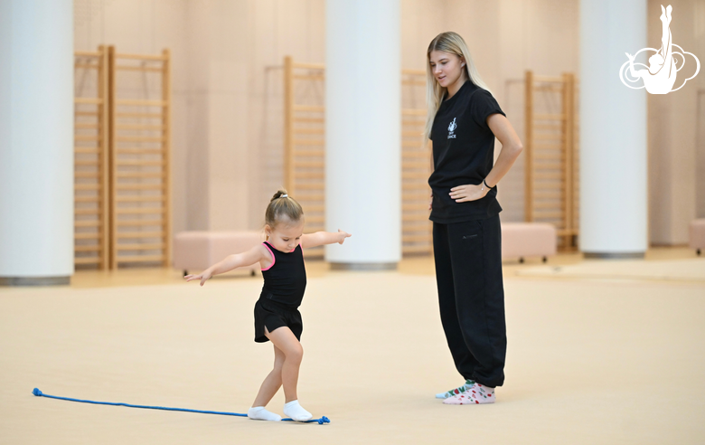 Юные гимнастки во время первых занятий под руководством Елизаветы Зорькиной