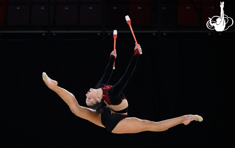 Лала Крамаренко во время упражнения с булавами