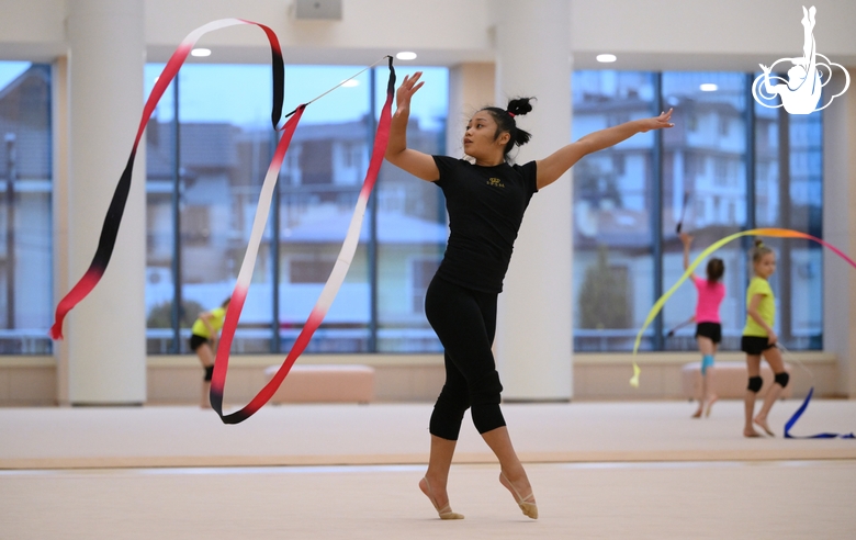 Филиппинская гимнастка Брианна Лабадан во время тренировки в Академии