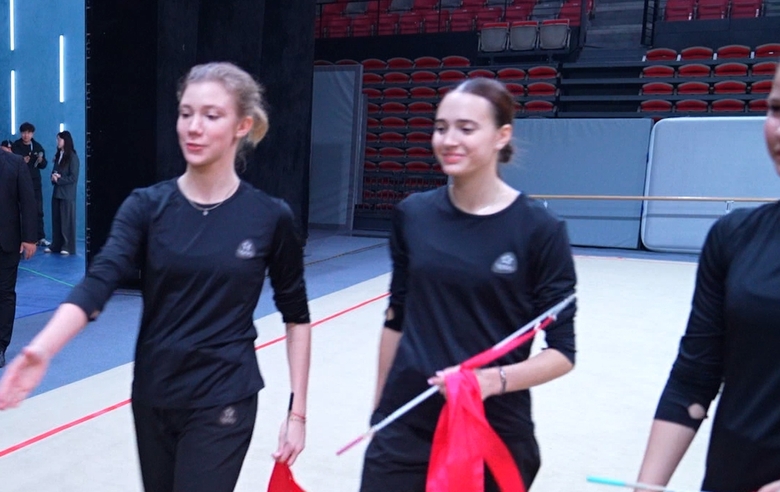 Встреча олимпийской чемпионки Алины Кабаевой с групповичками-сениорками из Санкт-Петербурга и их тренером Еленой Петуниной