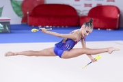 Ксения Савинова во время упражнения с булавами
