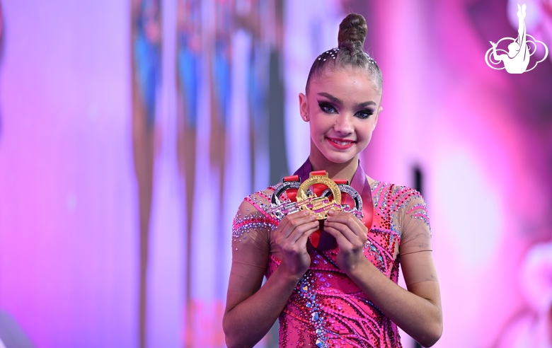 Ksenia Savinova with her medals after the awards ceremony