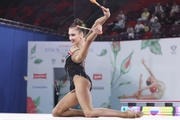 Виктория Беспалова во время упражнения с булавами