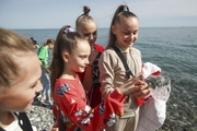 Young gymnasts found a jellyfish in the sea on their day off from the training camp