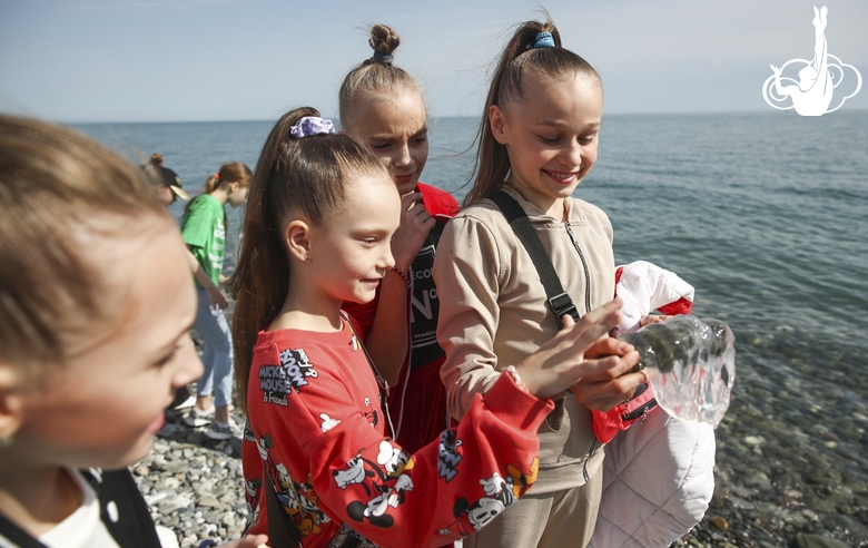 Young gymnasts found a jellyfish in the sea on their day off from the training camp