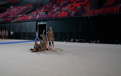 В первый день чемпионата России Алина Кабаева и тренер Анна Усцова настраивали групповичек на выступление с обручами и булавами