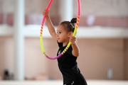 Юная гимнастка во время тренировки