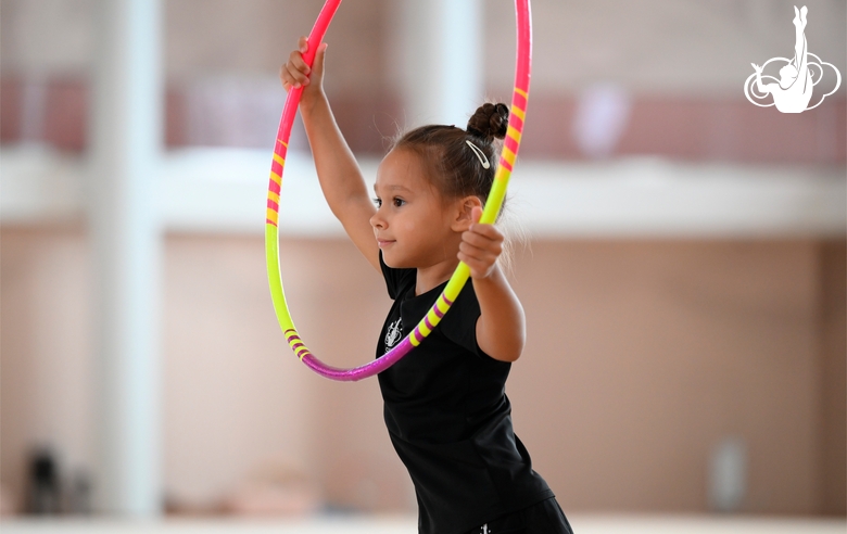 Юная гимнастка во время тренировки