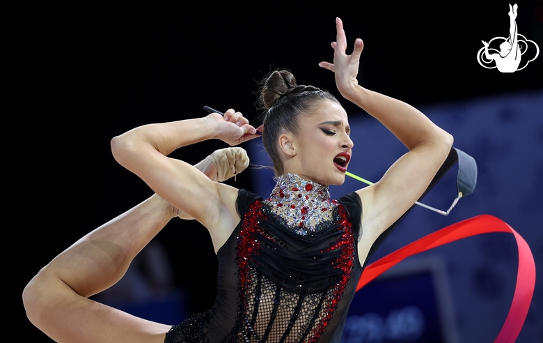 Милена Щенятская во время упражнения с лентой