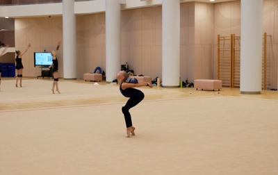 The Olympic champion corrects the execution of the risk with the ball while working on the exercise of Eva Kononova from the Tyumen Region