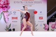 Милена Щенятская во время упражнения с мячом