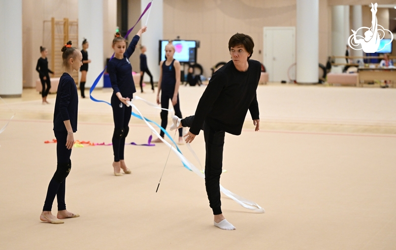 Хореограф фестиваля «Алина» Ирина Зеновка и групповички-юниорки Академии во время постановки программы