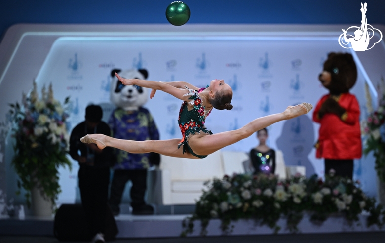 Julia Bogdanova during the ball exercise