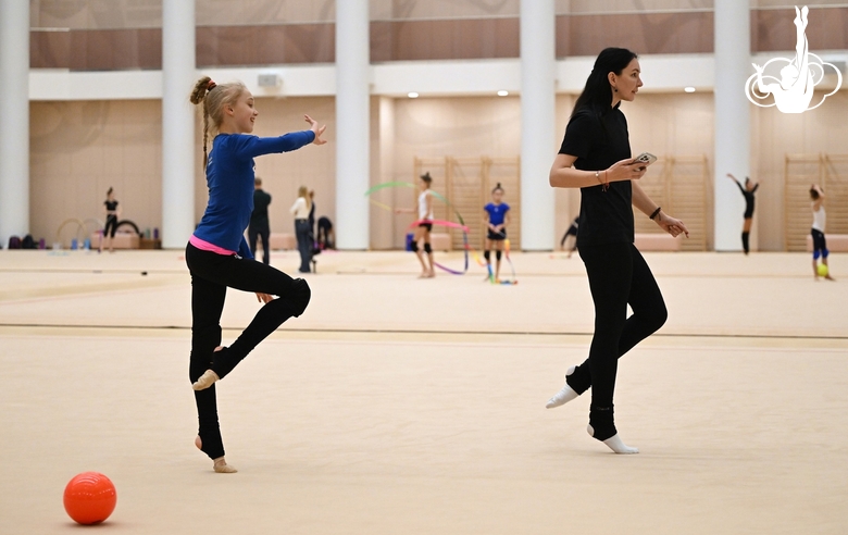 Хореограф Наталья Белугина во время работы с Елизаветой Гераськиной над новой программой с мячом