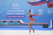 Яна Заикина во время упражнения с обручем
