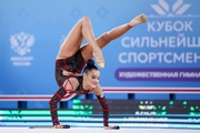 Алина Горносько во время упражнения с булавами