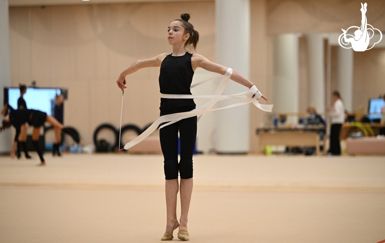 Гимнастка во время отбора в групповые упражнения в Академии